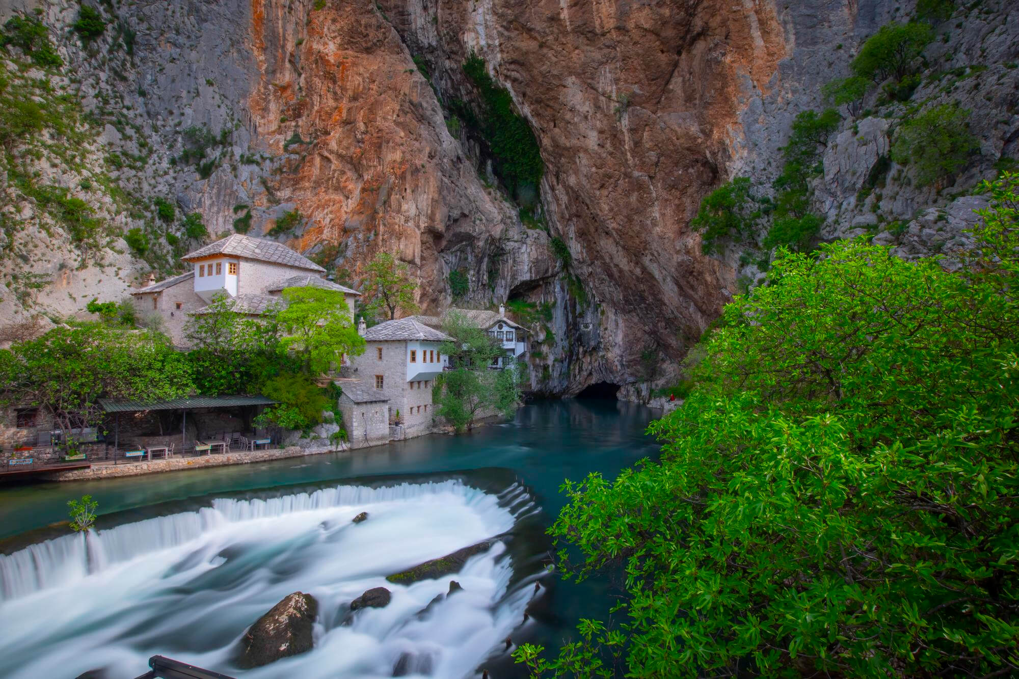 Pogled na Tekiju u Blagaju uz izvor rijeke Bune